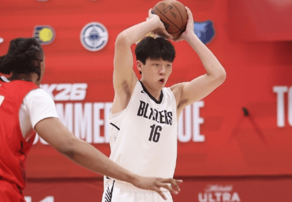 益丰配资 媒体人：杨瀚森今日进步体现在篮板球，每次小考都在变好