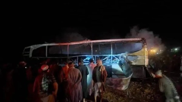 泛策略 突发！一大巴车发生交通事故起火，致76人死亡！阿富汗警方通报事故原因→