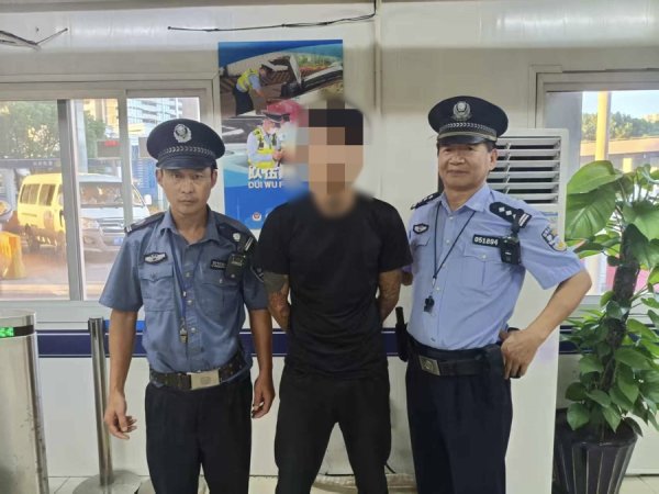 天盈财富 民警查车“多看一眼”，在逃人员当场现形
